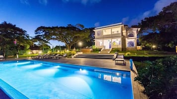 Outdoor pool, pool loungers