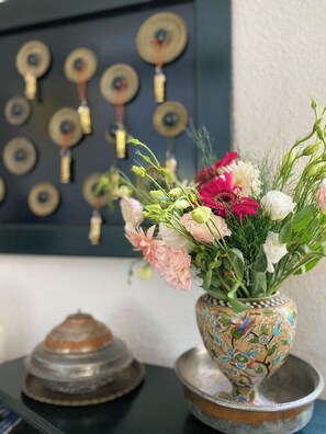Un ram de flors en un vas decoratiu sobre una taula.