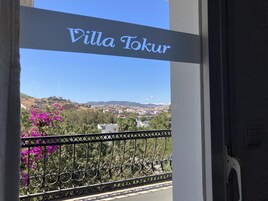 Wifi gratis, decoración personalizada y muebles diferentes 
