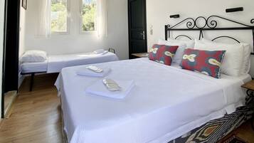 Habitación doble (2 adults + 1 child) | Decoración individual, mobiliario individual, wifi gratis y ropa de cama