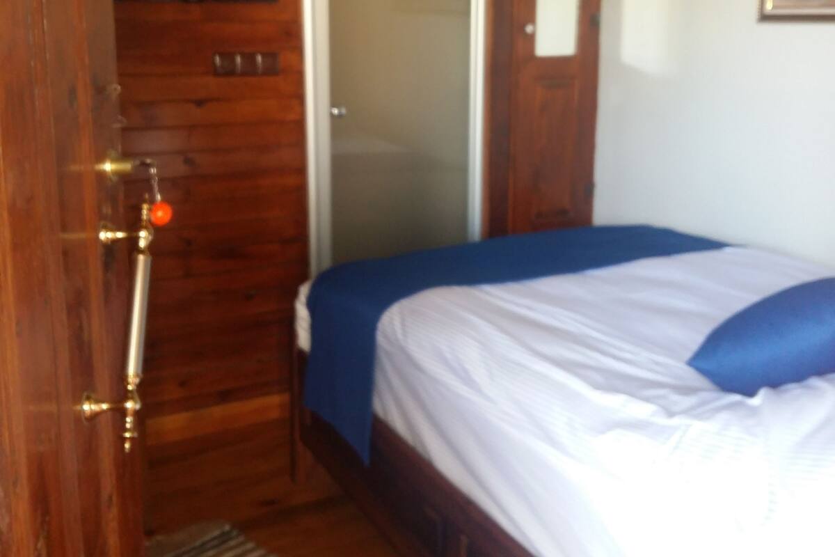 Quarto casal | Escrivaninha, Wi-Fi de cortesia, roupa de cama