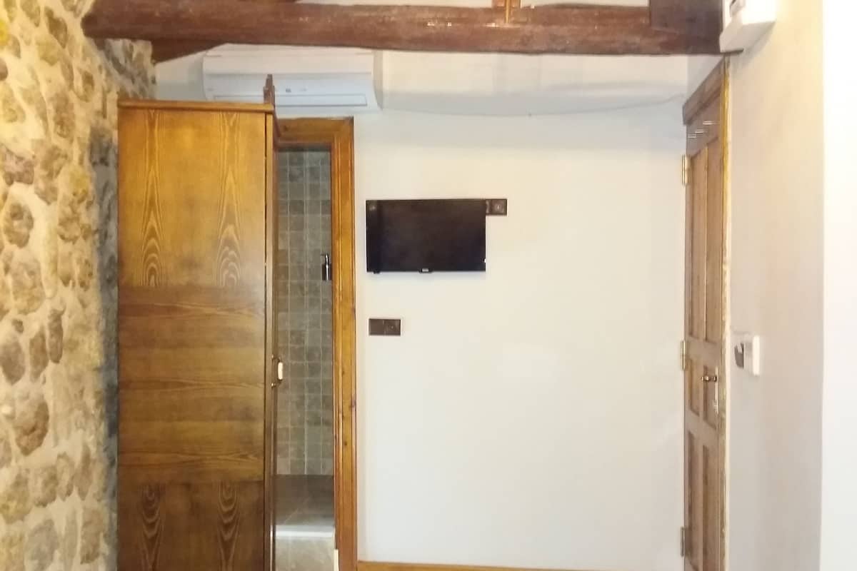 Habitación doble económica, 1 cama matrimonial | Escritorio, wifi gratis y ropa de cama