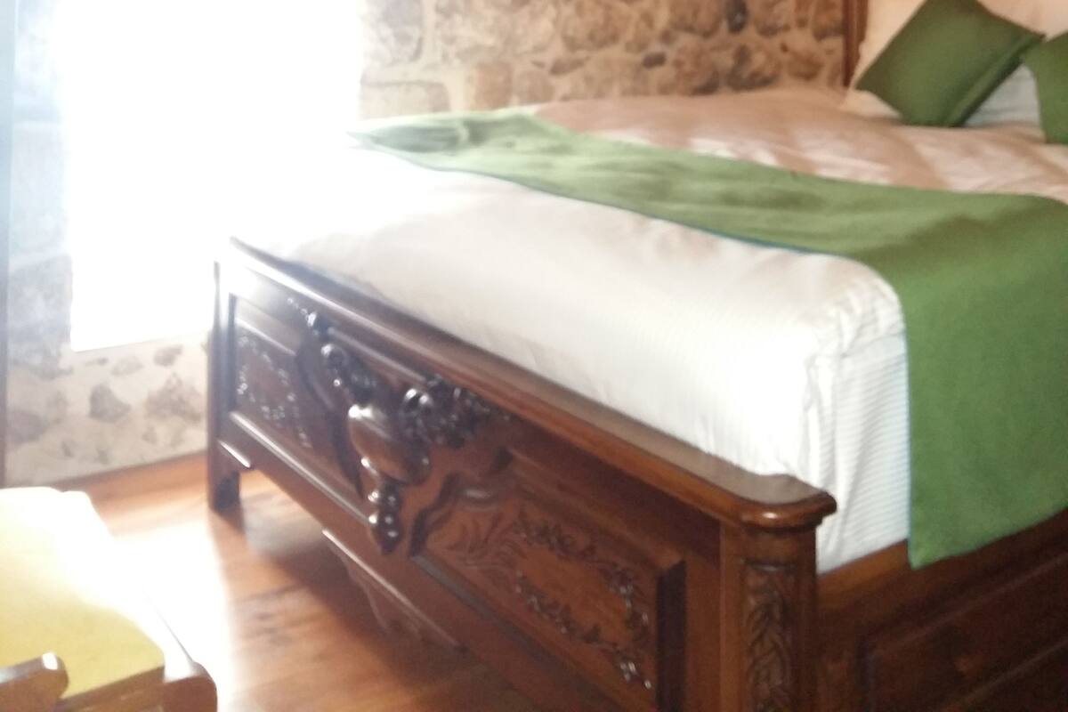 Quarto casal | Escrivaninha, Wi-Fi de cortesia, roupa de cama