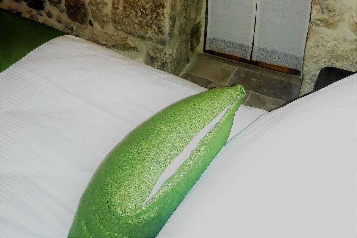 Quarto solteiro | Escrivaninha, Wi-Fi de cortesia, roupa de cama