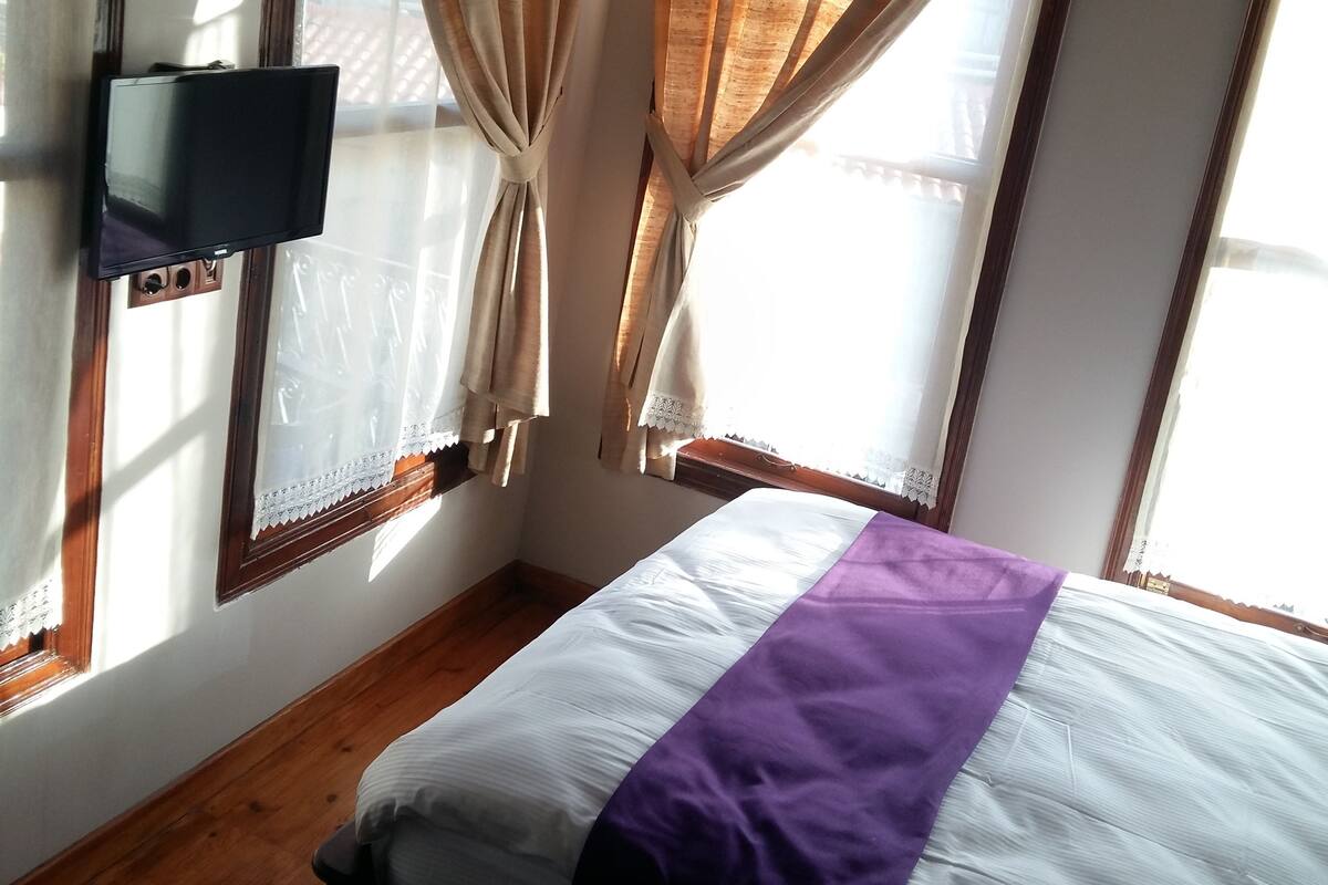 Quarto casal | Escrivaninha, Wi-Fi de cortesia, roupa de cama