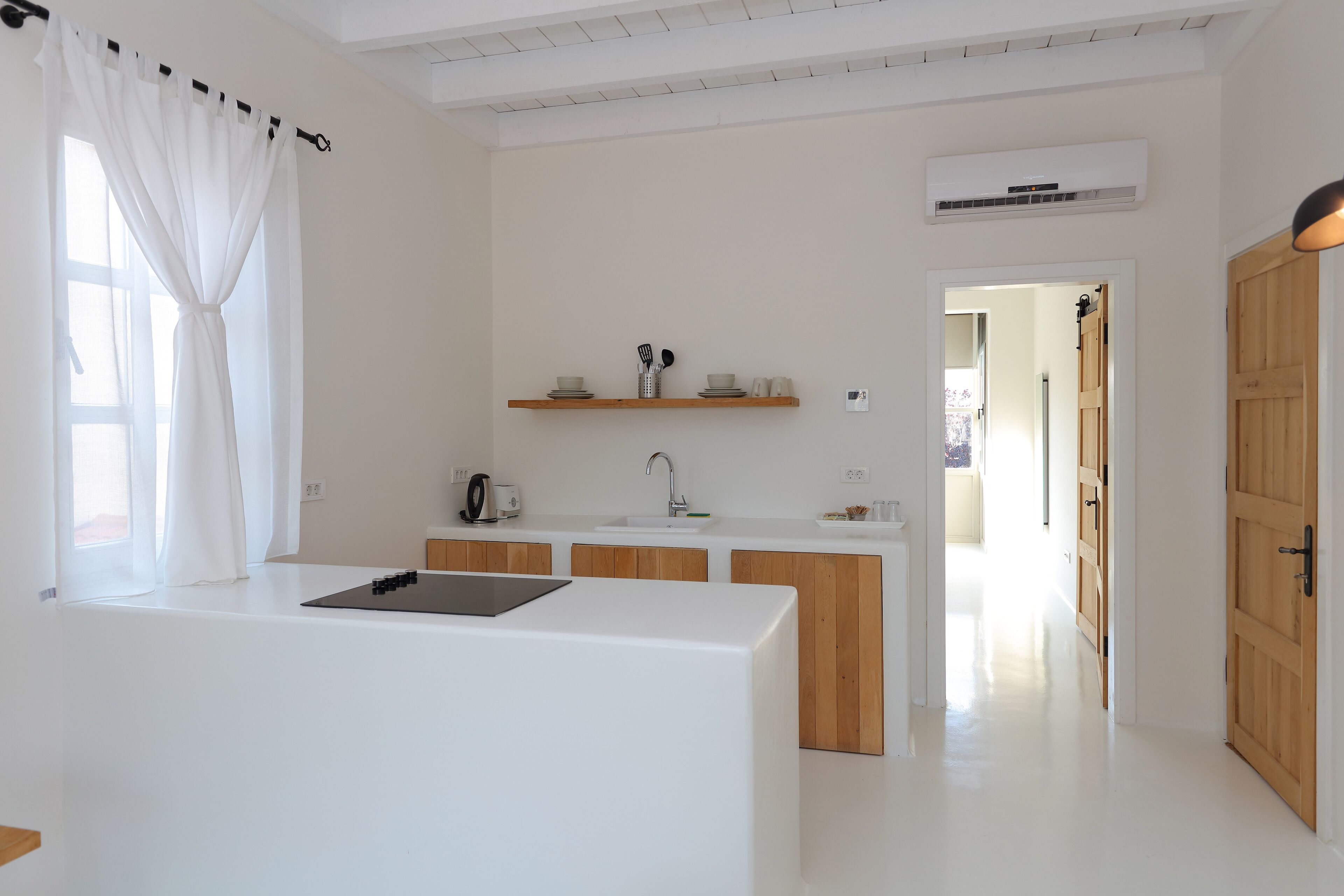 deluxe loft, 2 bedrooms, mezzanine | private kitchenette | electric kettle