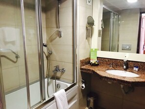 Produtos de toalete grátis, secador de cabelo, chinelos 