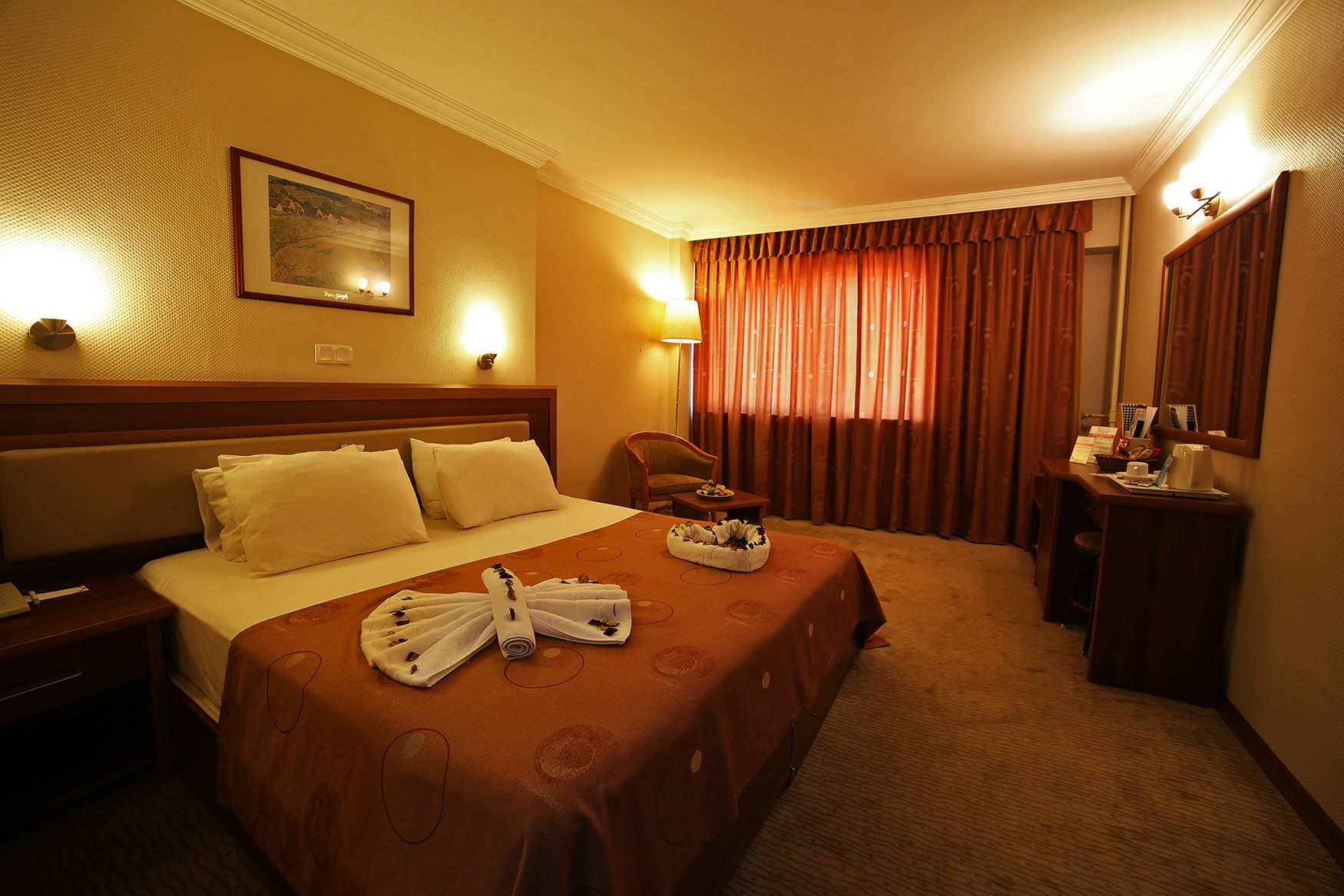 Standardværelse med dobbeltseng eller 2 enkeltsenge | Minibar, pengeskab på værelset, skrivebord