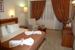 Minibar, in-room safe, desk, laptop workspace - Hotel Villa Marina (Bandirma)