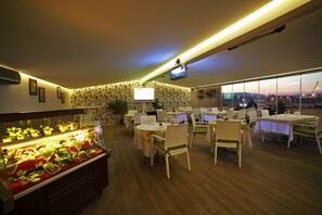 Breakfast, lunch, dinner served; international cuisine  - Hotel Villa Marina (Bandirma)