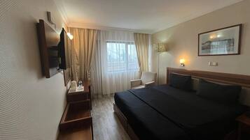 Deluxe Double or Twin Room | Minibar, in-room safe, desk, laptop workspace