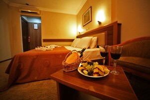 华丽双人房 | 迷你吧、客房内保险箱、办公桌、笔记本电脑工作区