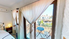 Habitación doble estándar, vista al jardín | Tabla de planchar con plancha y wifi gratis 