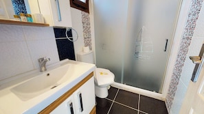 Standard Double Room, Garden View | Bathroom | Shower, rainfall showerhead, free toiletries, hair dryer