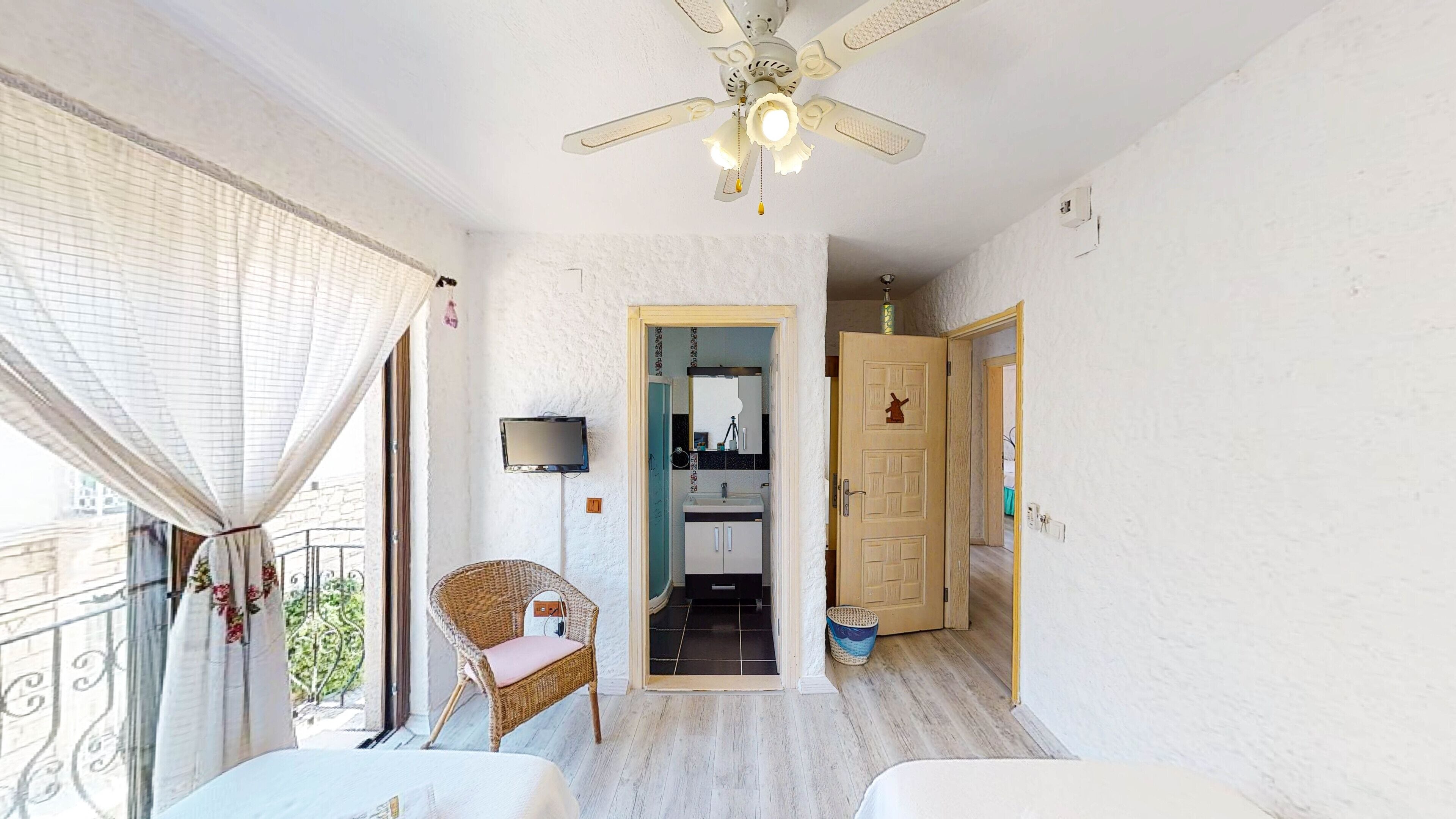 Standard Twin Room | Iron/ironing board (on request), WiFi (free)