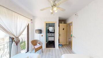 Standard Twin Room | Iron/ironing board (on request), WiFi (free)