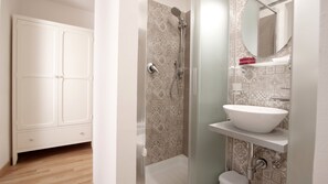 Ducha, artículos de tocador gratuitos, secador de pelo, bidet