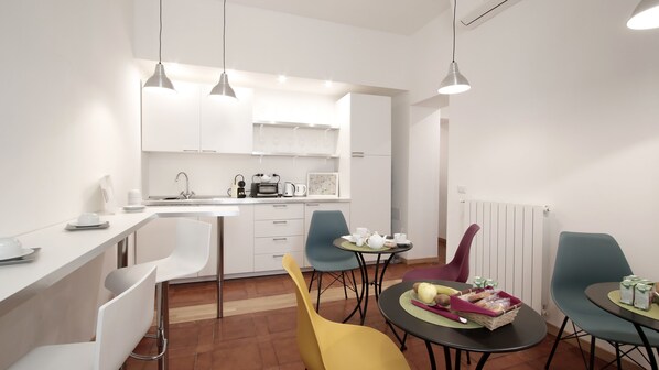 Frokost med lokale retter er inkludert hver dag