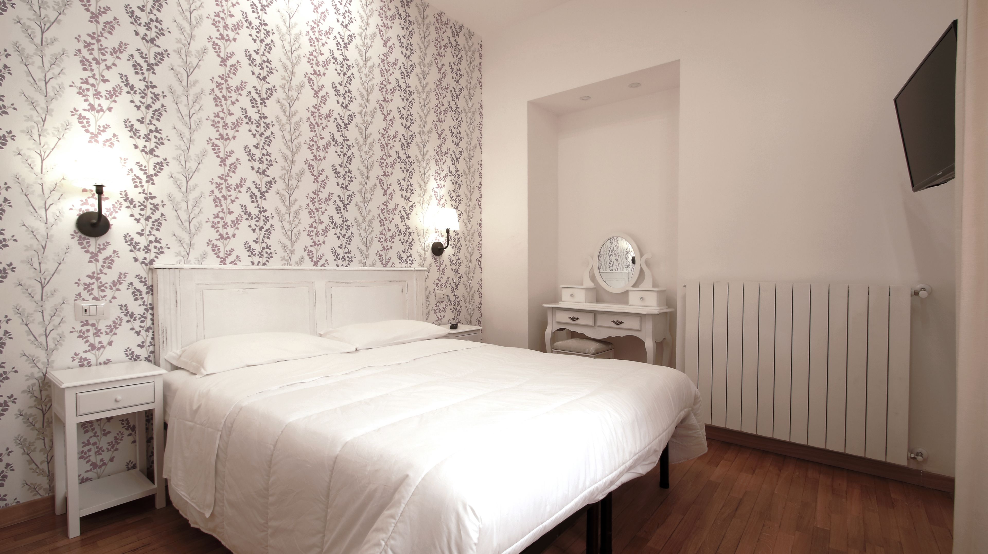 خزنة داخل الغرفة ومكتب وستائر تعتيم وواي فاي مجانًا