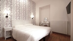 Safe på rommet, skrivebord, blendingsgardiner og wi-fi (inkludert)