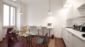 Desayuno con opciones de la cocina local incluido todos los días 