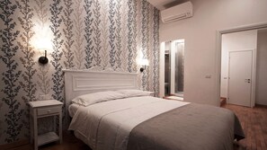 Double Room | In-room safe, desk, blackout drapes, free WiFi - Domus Iuliae (Rome)