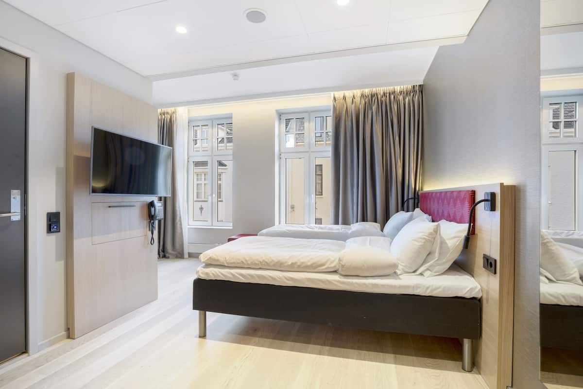 superior room, 1 king bed, non smoking | 1 bedroom, premium bedding, pillow-top beds, in-room safe