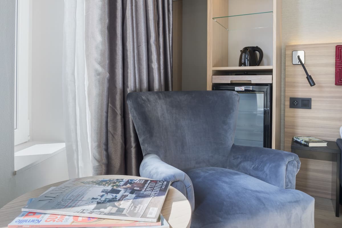 40-inch flat-screen tv with cable channels, tv