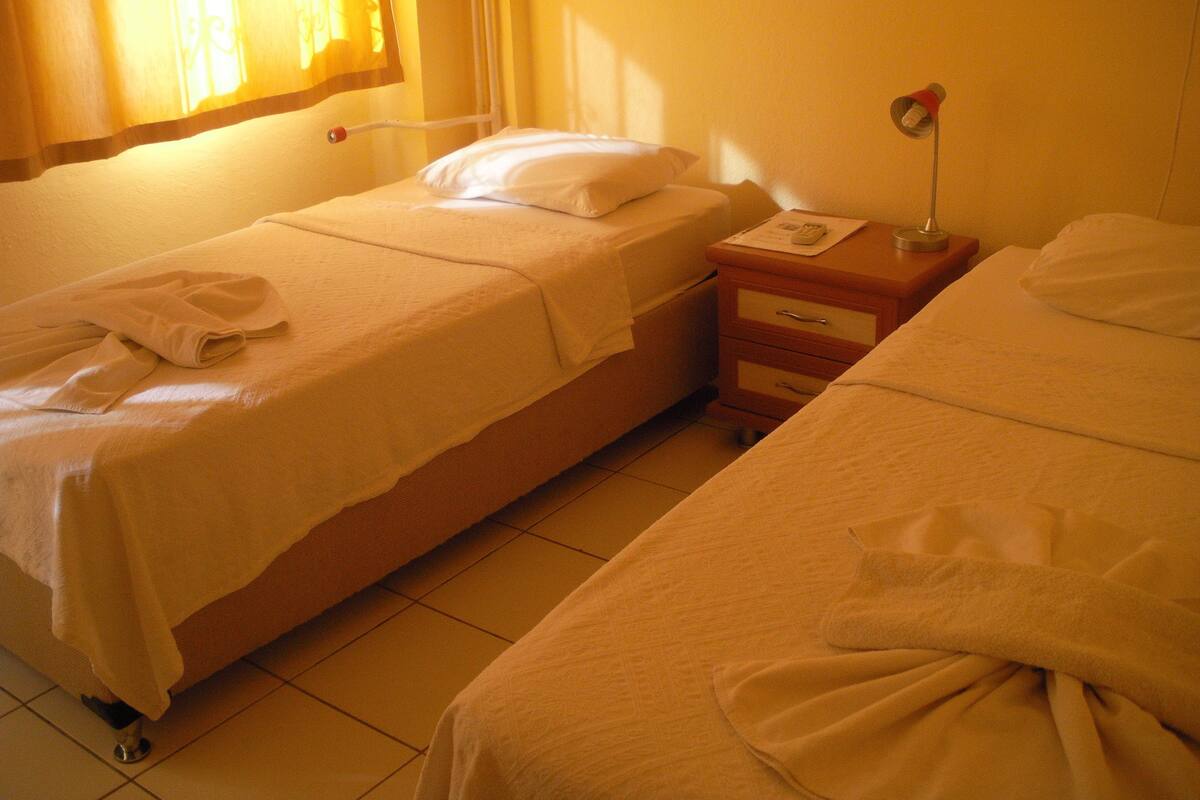 Basic-Zimmer, 2 Schlafzimmer, zum Garten hin | Bügeleisen/Bügelbrett, kostenloses WLAN, Bettwäsche