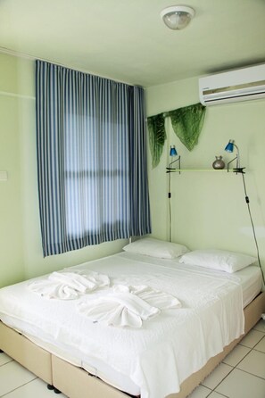 Habitación básica doble, en la zona del jardín | Tabla de planchar con plancha, wifi gratis, ropa de cama