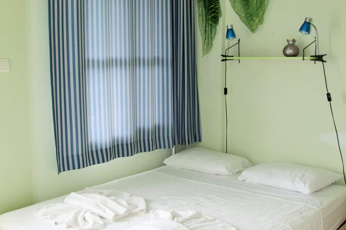 Eenvoudige tweepersoonskamer, tuin | Een strijkplank/strijkijzer, gratis wifi, beddengoed