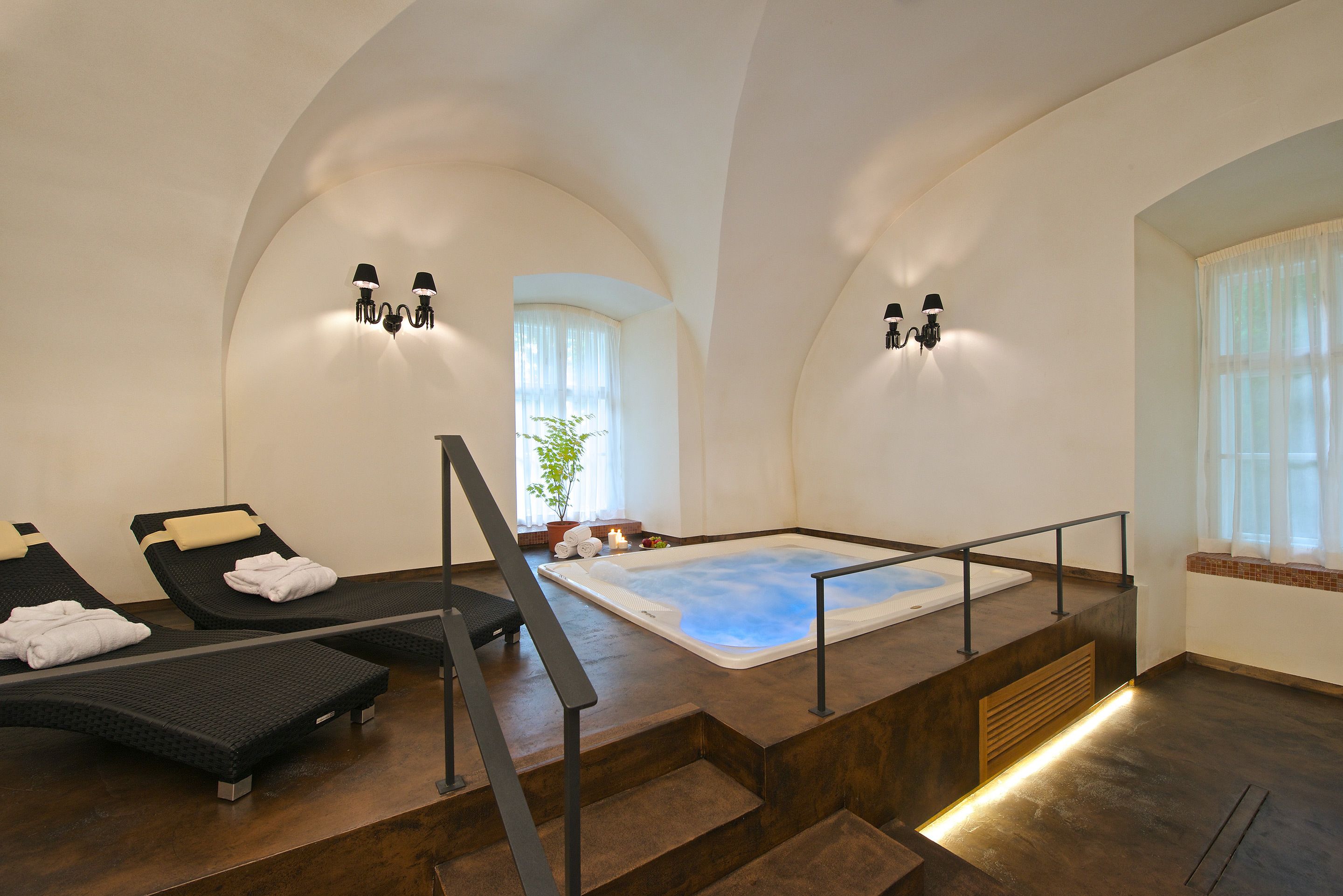 Couples treatment room(s), sauna, hot tub, steam room, massages