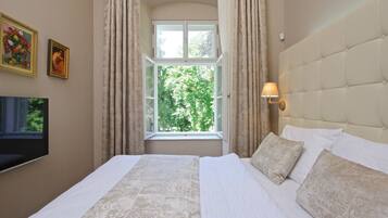 Deluxe Apartment (separate bedroom, park view ) | Premium bedding, memory-foam beds, minibar, in-room safe