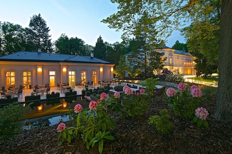 Front of property – evening/night. Zámek Ratměřice Hotel & Resort