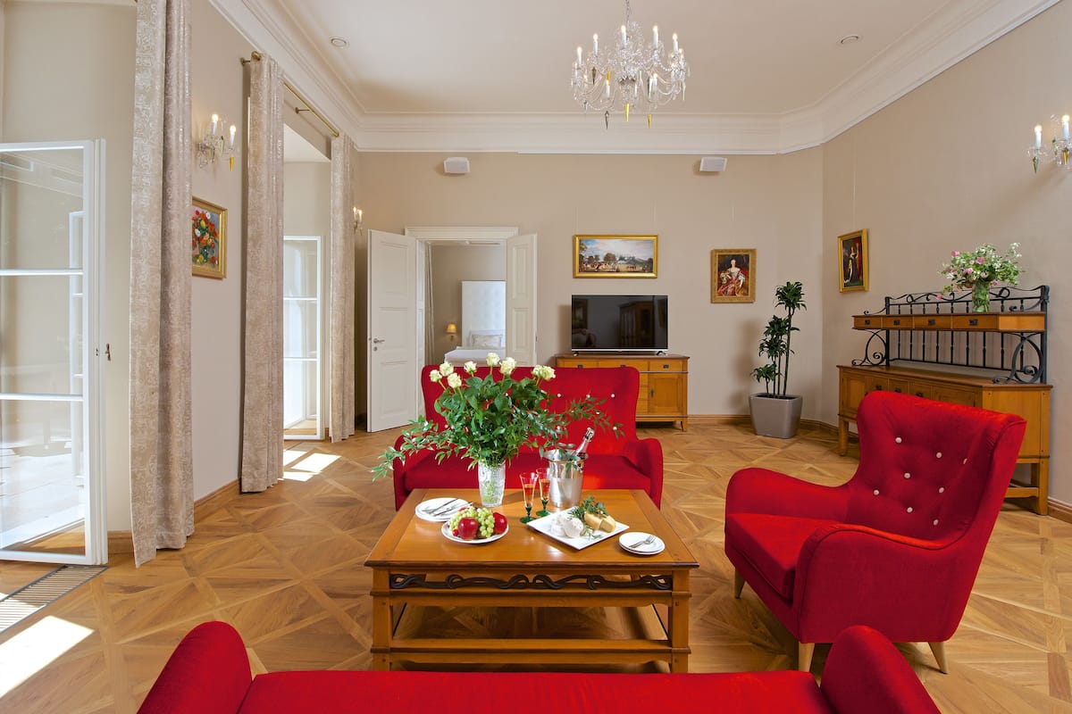 Departamento Deluxe (separate bedroom, terrace, park view) | Sala de estar en el lobby