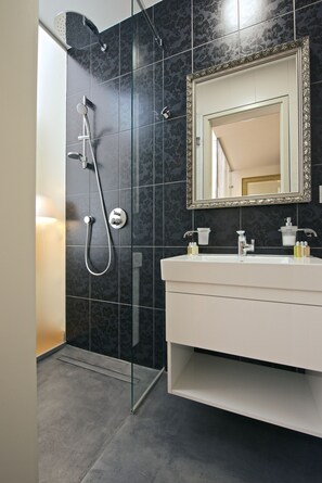 Deluxe Double Room (park view, 1st floor) | Bathroom | Hair dryer, bathrobes, slippers, towels