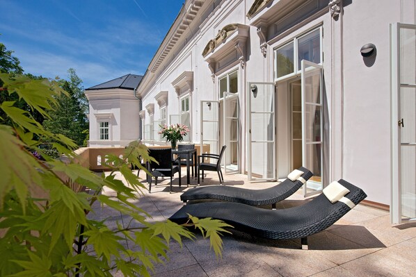 Deluxe-Apartment (separate bedroom, terrace, park view) | Terrasse/Patio