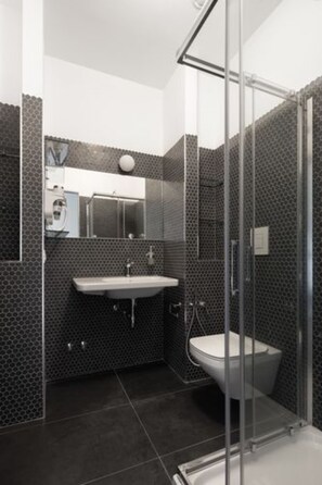 Een douche, een regendouche, gratis toiletartikelen, een haardroger