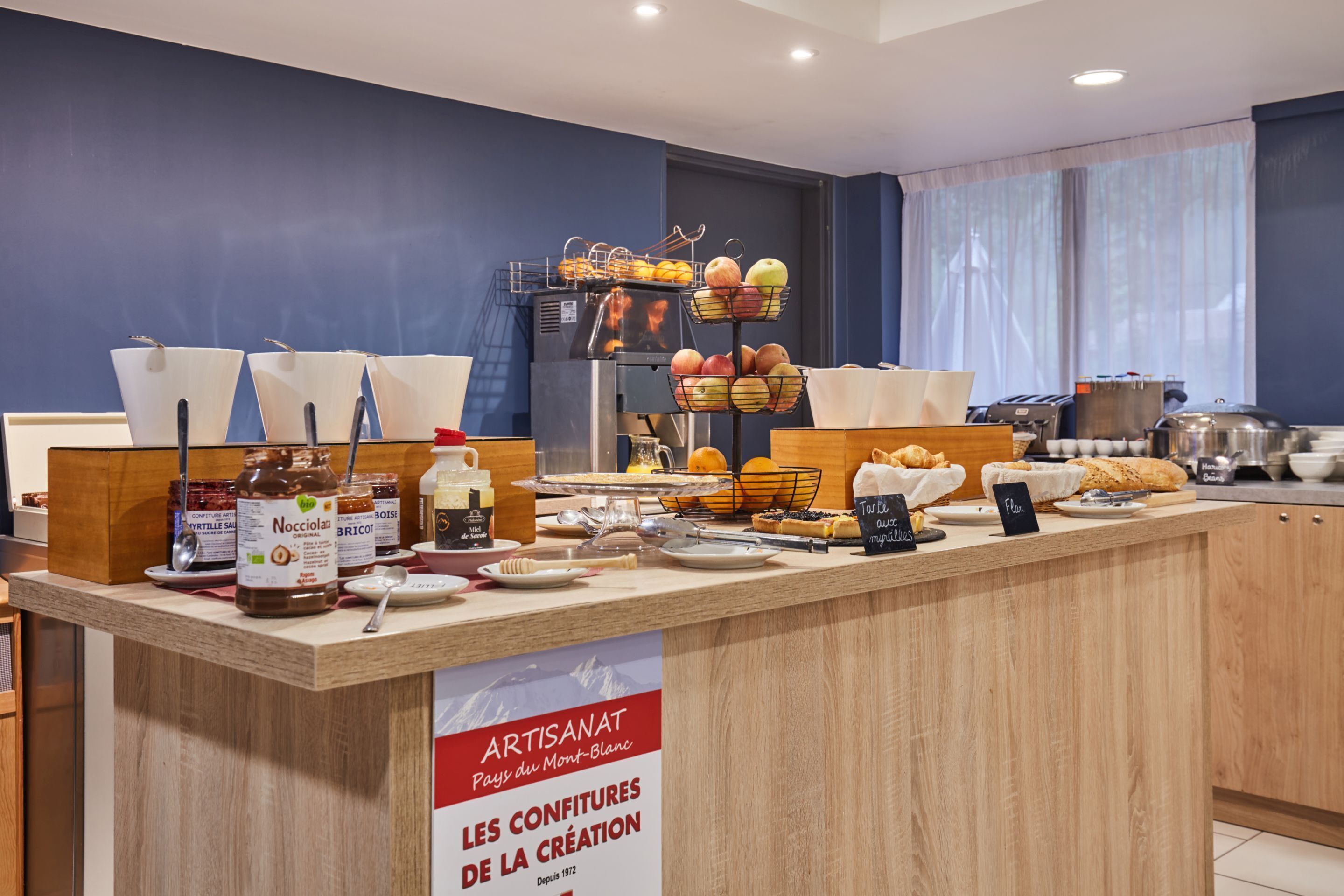 Un ricco buffet della colazione con diversi cibi e condimenti.