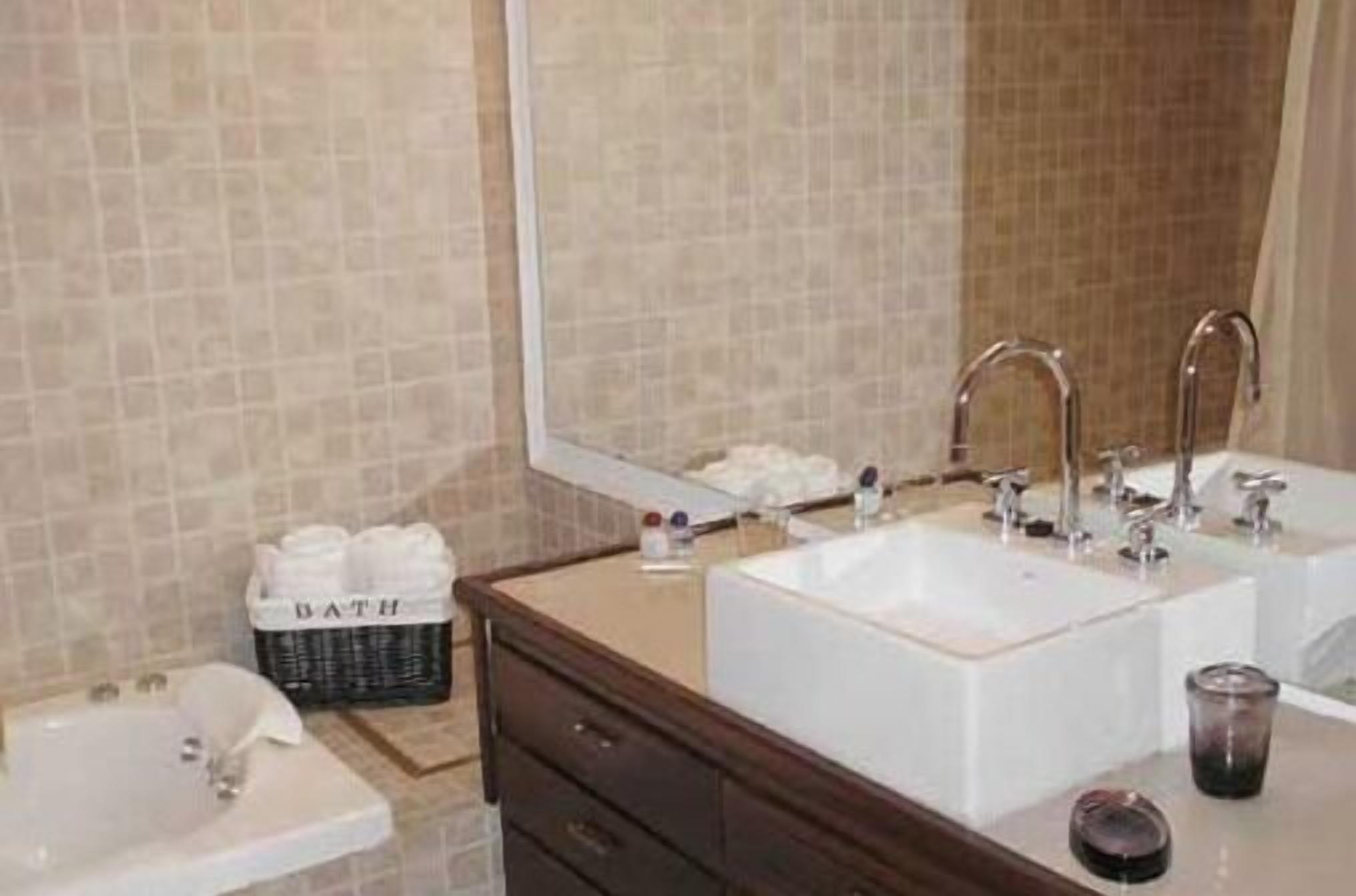 Duschwanne, Haartrockner, Bidet, Handtücher