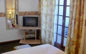 Blackout drapes, free cribs/infant beds, free WiFi - Amparo Hosteria (Neuquén)