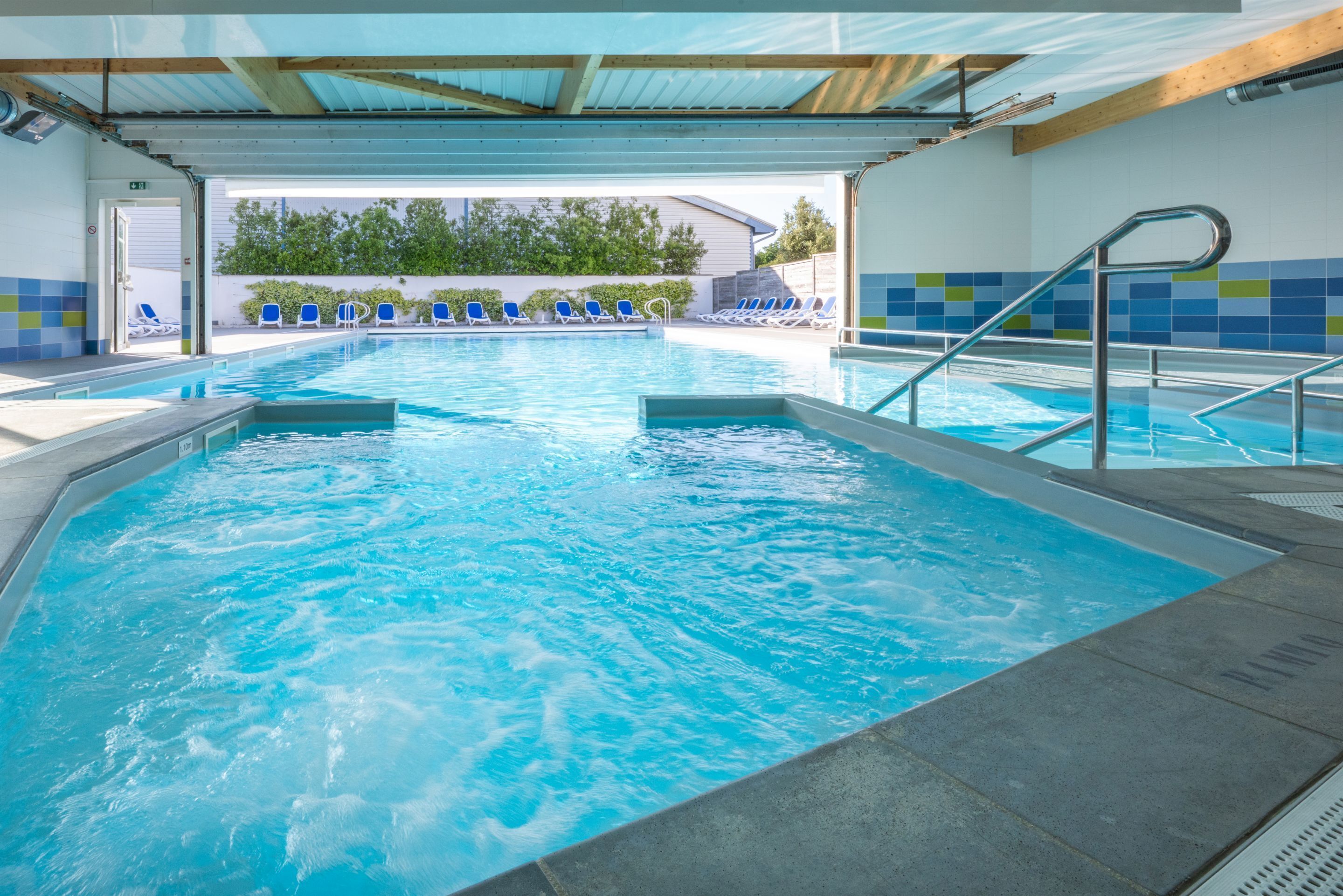 Een seizoensgebonden buitenzwembad