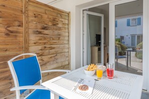 Íbúð - 1 svefnherbergi | Ókeypis vöggur/ungbarnarúm, ókeypis þráðlaus nettenging, rúmföt