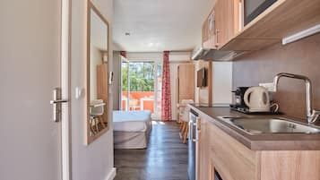 Studio | 1 bedroom, soundproofing, cribs/infant beds, free WiFi
