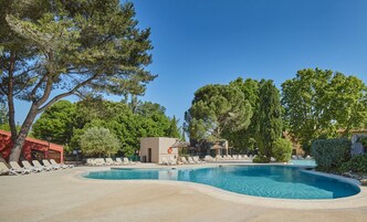 Un área de piscina con sillas de descanso y un flotador.