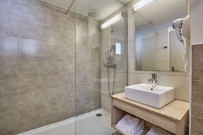 Apartment, 1 Bedroom (Mezzanine) | Bathroom - Résidence Club Odalys Les Gardians (Arles)