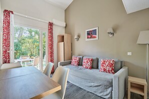 Apartment, 1 Bedroom (Mezzanine) | Soundproofing, cribs/infant beds, free WiFi, bed sheets - Résidence Club Odalys Les Gardians (Arles)