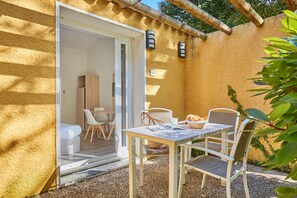 Studio | SystĂšme dâinsonorisation, lit de bĂ©bĂ© (supplĂ©ment)