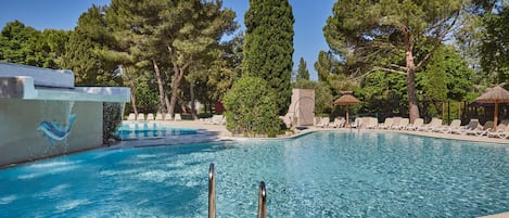 Piscine extérieure en saison