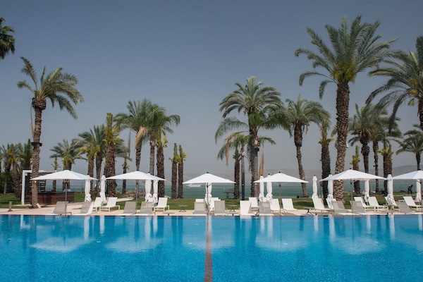 Outdoor pool, open 9:00 AM to 6:00 PM, sun loungers